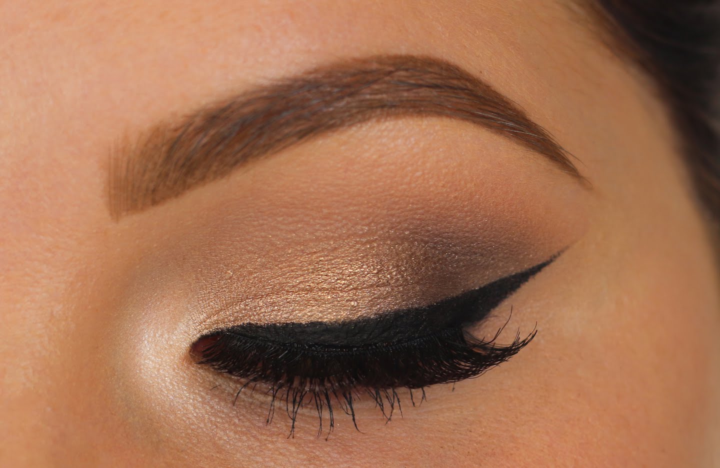 Soft Eyeshadow w/ Bold Wing | Holiday Makeup