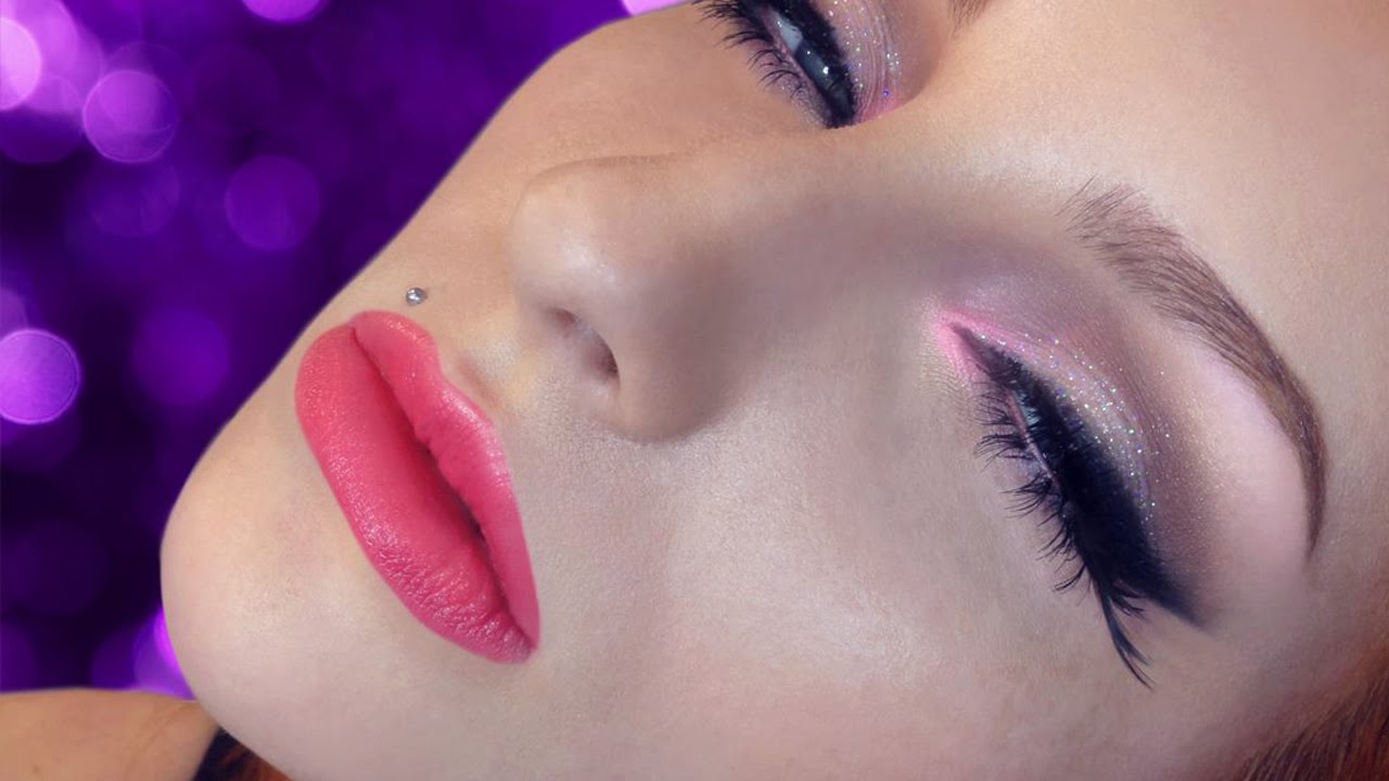 Romantic Valentine ‘s Day Makeup Tutorial With Winged Eyeliner, Pink Glitter and Lips